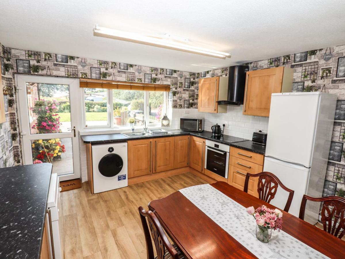 8 Heatons Bridge Road Villa Ormskirk Exterior photo