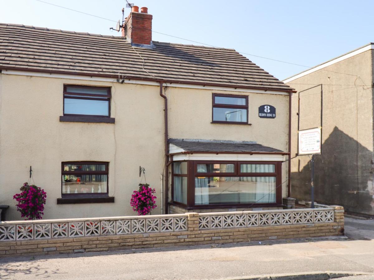 8 Heatons Bridge Road Villa Ormskirk Exterior photo