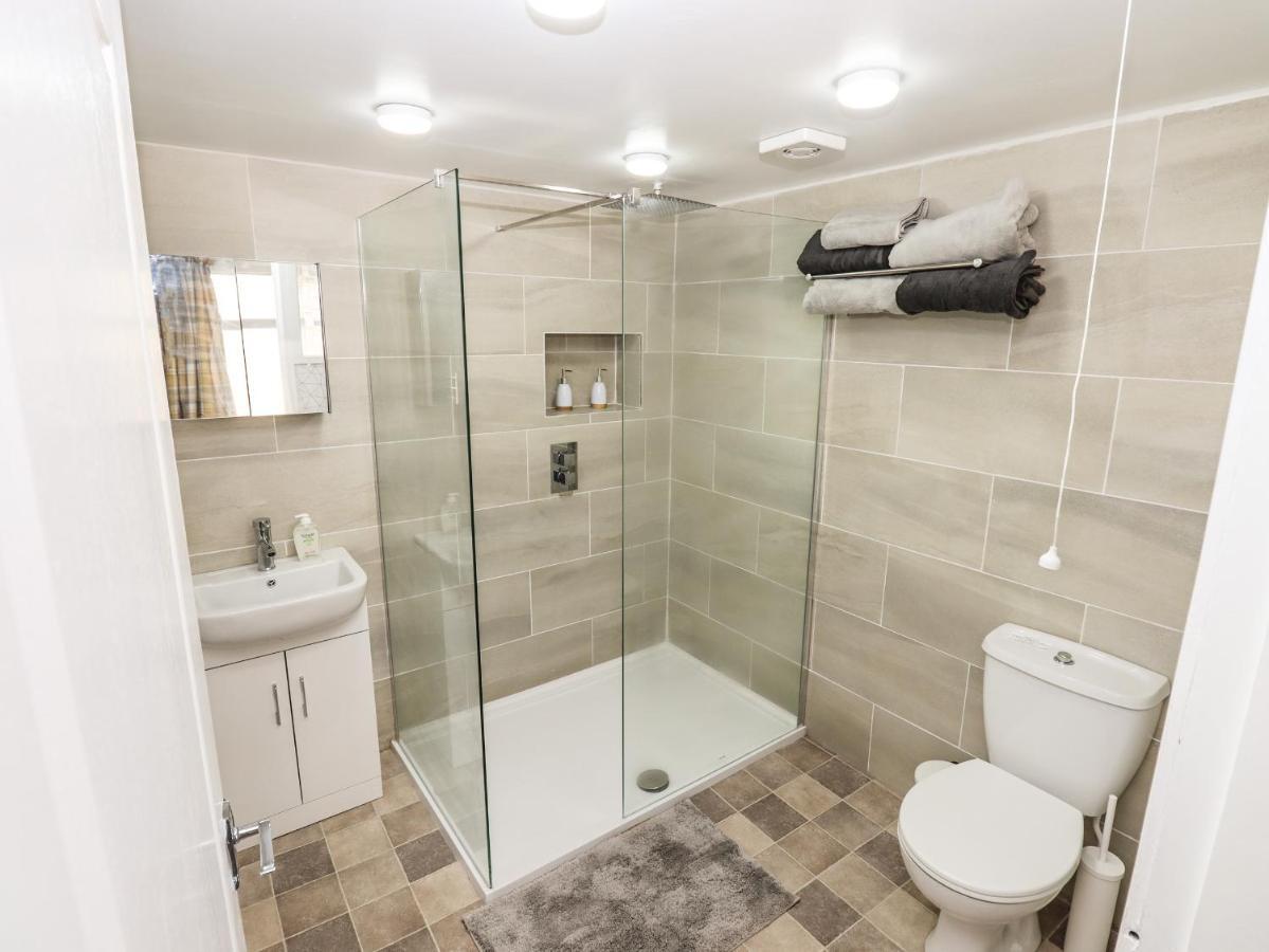 8 Heatons Bridge Road Villa Ormskirk Exterior photo