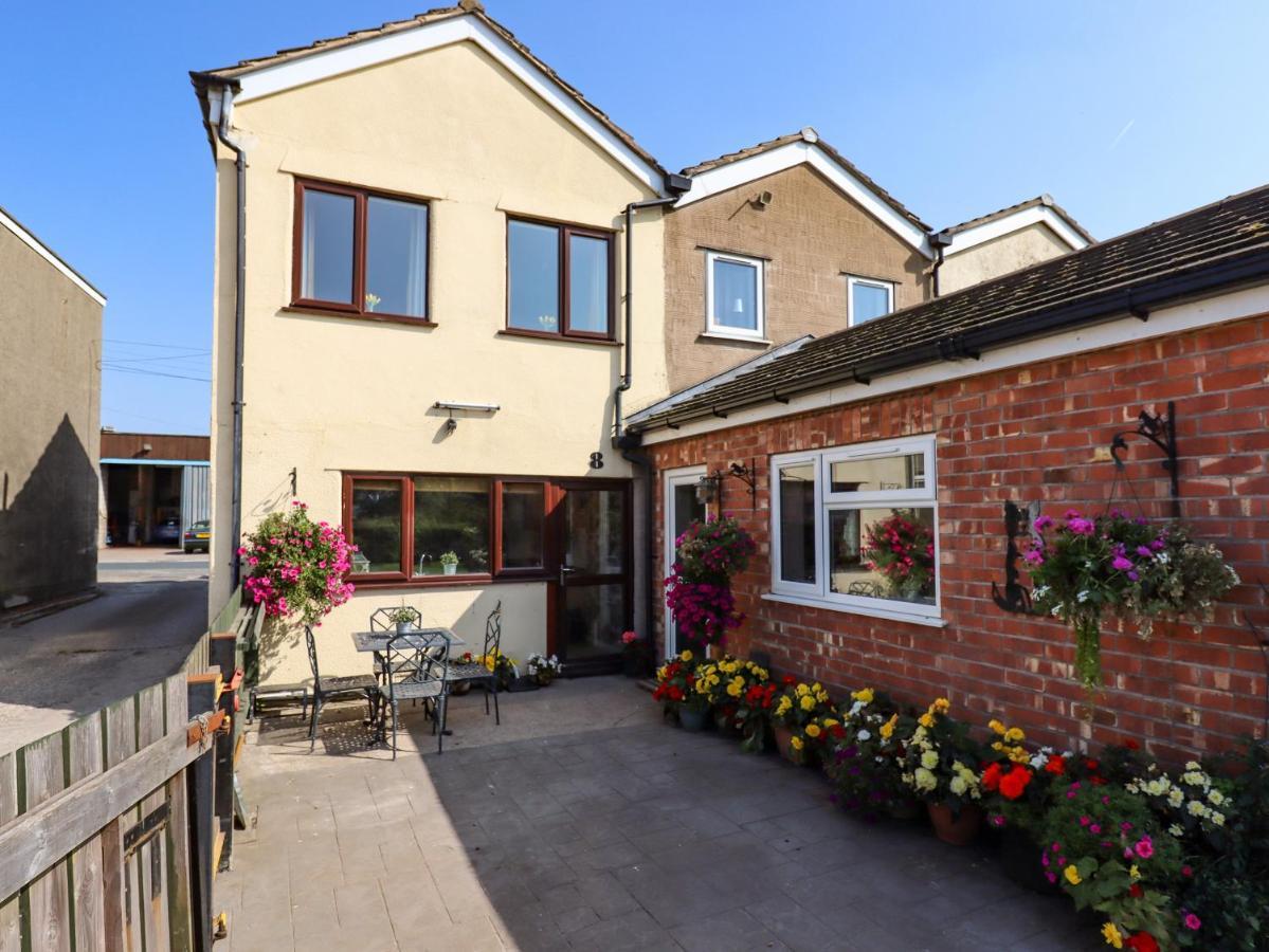 8 Heatons Bridge Road Villa Ormskirk Exterior photo