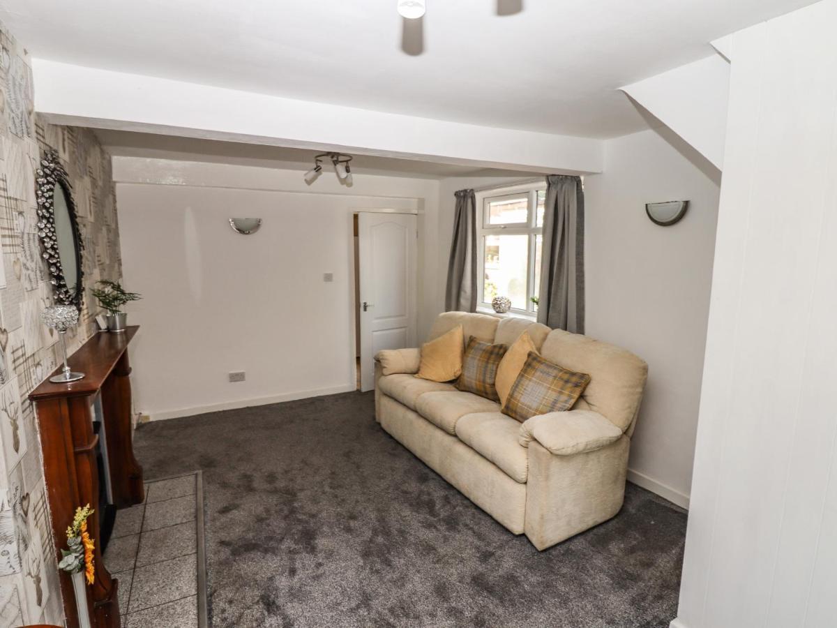 8 Heatons Bridge Road Villa Ormskirk Exterior photo